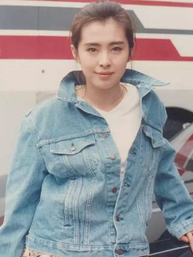 30年前女神王祖賢的穿搭，現在依舊流行，連楊冪也無法超越 
