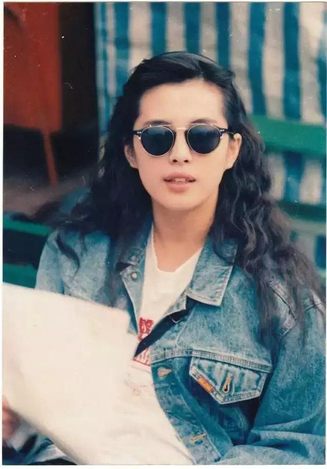 30年前女神王祖賢的穿搭，現在依舊流行，連楊冪也無法超越 