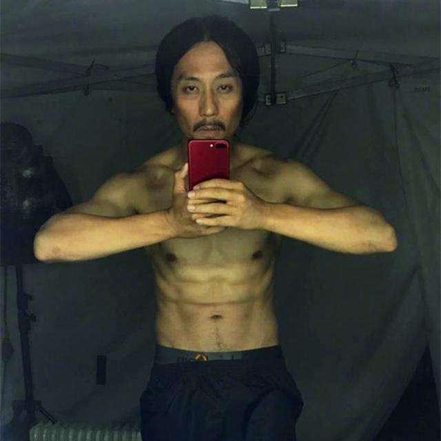 陳赫你又在搞笑，這樣蹲在牆角吃東西，難怪網友差點沒認出 
