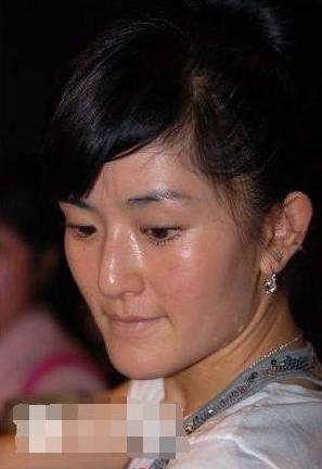素顏走在街上無人識的七位當紅明星，最後一位「主持一姐」卸妝後秒變路人！