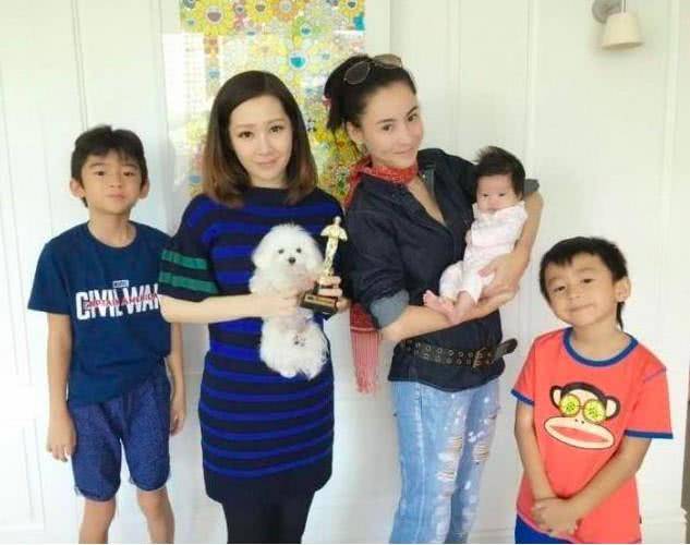 張柏芝一家四口大合照？？小寶寶頭髮茂盛，兩個哥哥笑容牽強！