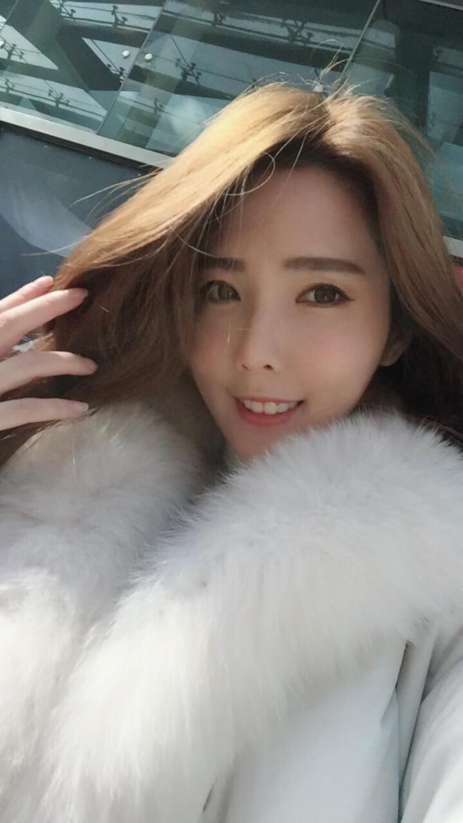 「尾牙主持人」敬業主持，網友暴動搜出本尊：是超氣質女主播！！