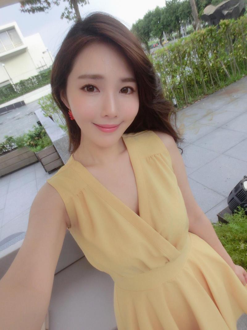 「尾牙主持人」敬業主持，網友暴動搜出本尊：是超氣質女主播！！