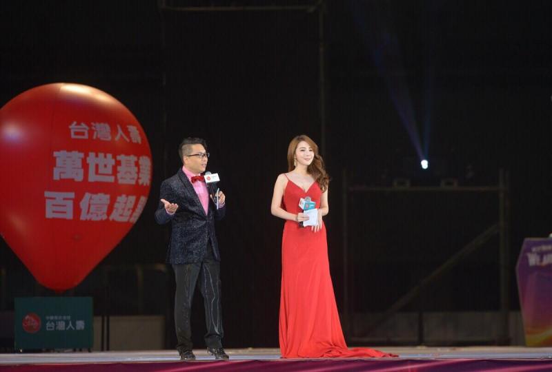 「尾牙主持人」敬業主持，網友暴動搜出本尊：是超氣質女主播！！