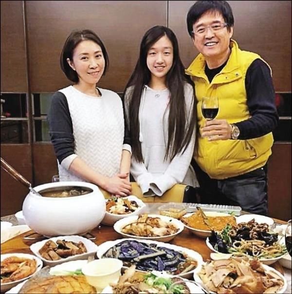 66歲檢場「一家人近照曝光」！女兒激吻照流出，惹他暴怒花18萬監視女兒，如今一家三口竟過這樣生活！