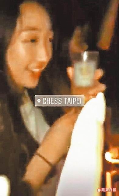 66歲檢場「一家人近照曝光」！女兒激吻照流出，惹他暴怒花18萬監視女兒，如今一家三口竟過這樣生活！