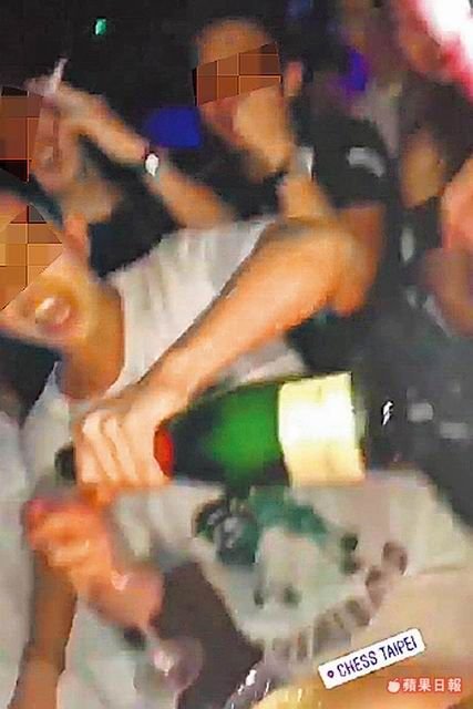 66歲檢場「一家人近照曝光」！女兒激吻照流出，惹他暴怒花18萬監視女兒，如今一家三口竟過這樣生活！