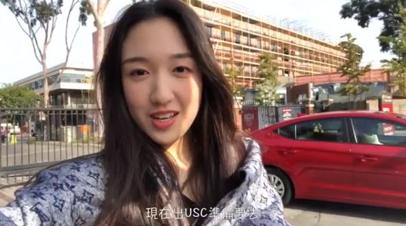 66歲檢場「一家人近照曝光」！女兒激吻照流出，惹他暴怒花18萬監視女兒，如今一家三口竟過這樣生活！