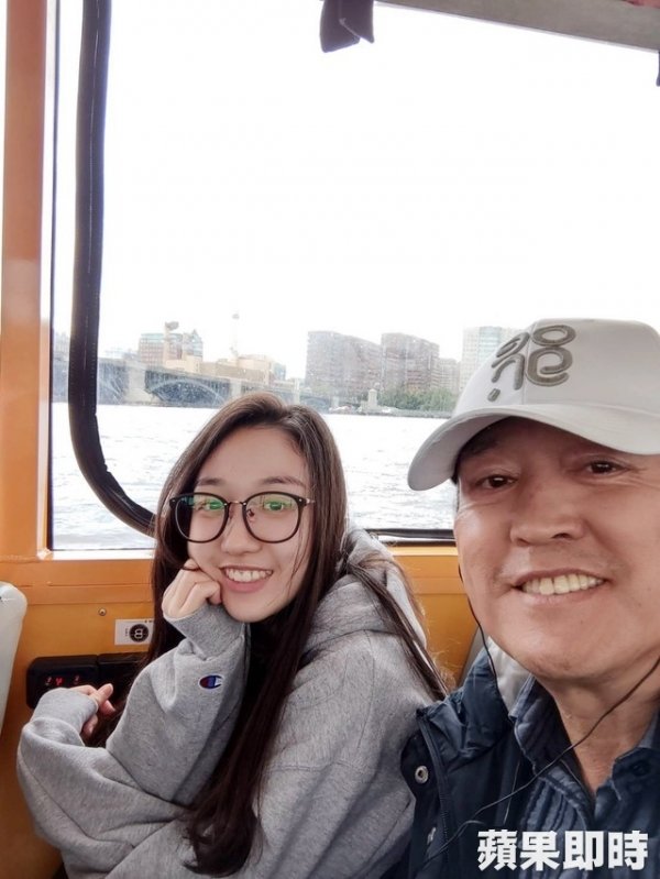 66歲檢場「一家人近照曝光」！女兒激吻照流出，惹他暴怒花18萬監視女兒，如今一家三口竟過這樣生活！