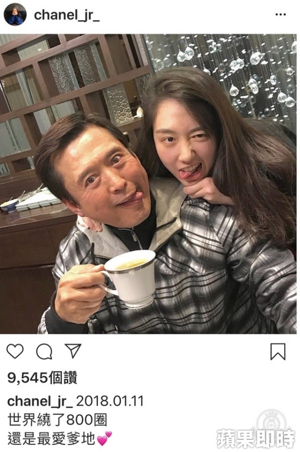 66歲檢場「一家人近照曝光」！女兒激吻照流出，惹他暴怒花18萬監視女兒，如今一家三口竟過這樣生活！