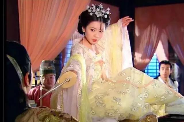 賈靜雯：44歲，3個孩子，賠前夫2600萬，我嫁錯了人照樣能贏回來