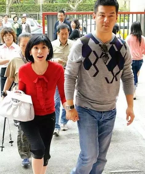 賈靜雯：44歲，3個孩子，賠前夫2600萬，我嫁錯了人照樣能贏回來