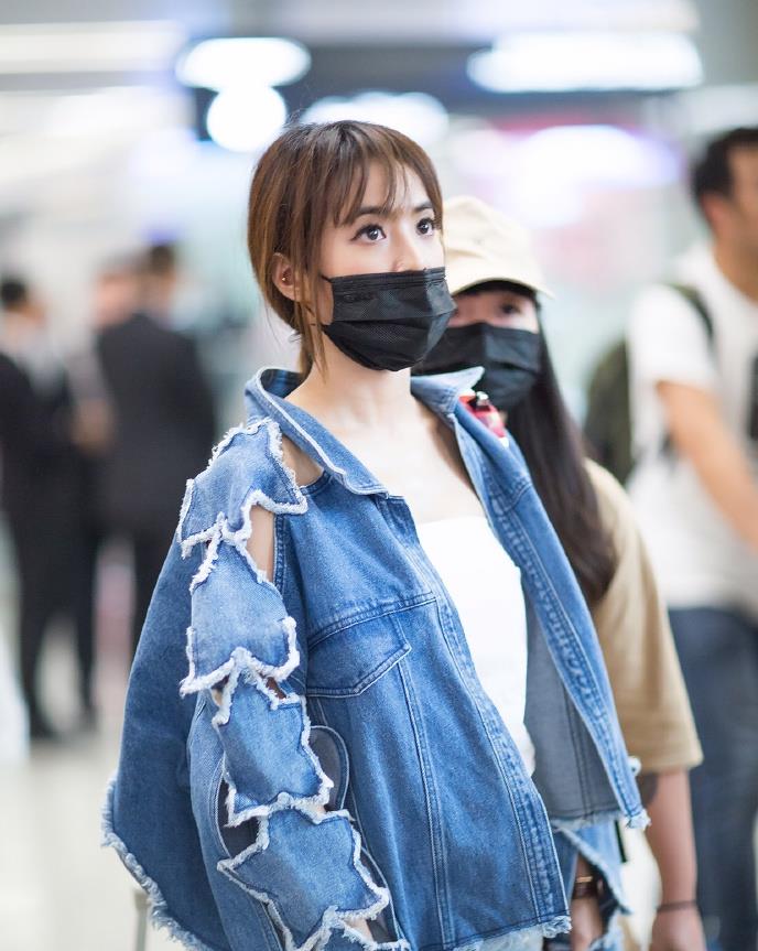 蔡依林現身機場，衣服這樣穿......網友：看著都難受，不如不穿！ 