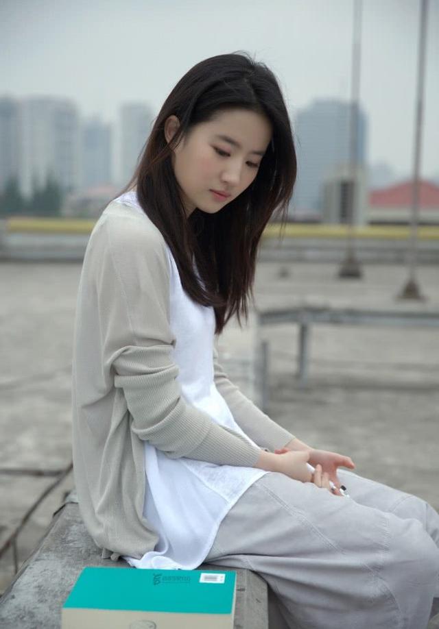 劉亦菲這組純愛寫真讓人心動了，網友說她才是千年一遇的美人 