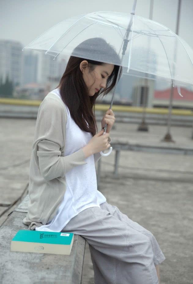 劉亦菲這組純愛寫真讓人心動了，網友說她才是千年一遇的美人 