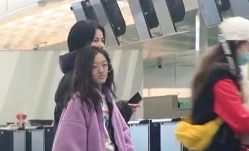 王菲帶女兒美國手術後現身　李嫣唇顎裂完全消失