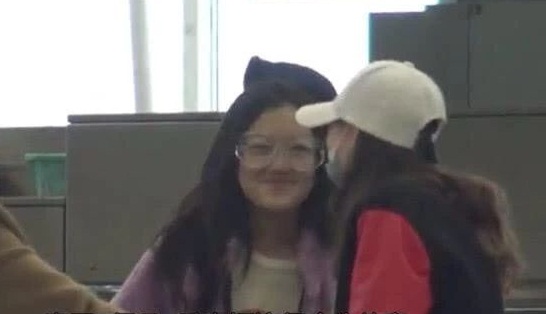 王菲帶女兒美國手術後現身　李嫣唇顎裂完全消失