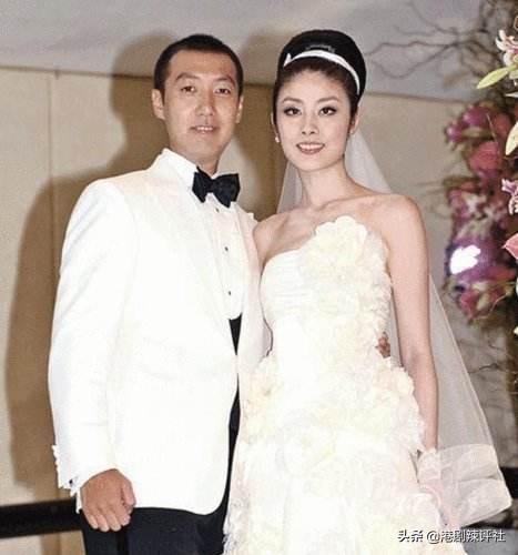 陳慧琳結婚11年仍如熱戀般甜蜜，與老公參加親子遊宛若孩童超俏皮 