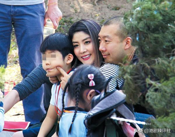 陳慧琳結婚11年仍如熱戀般甜蜜，與老公參加親子遊宛若孩童超俏皮 