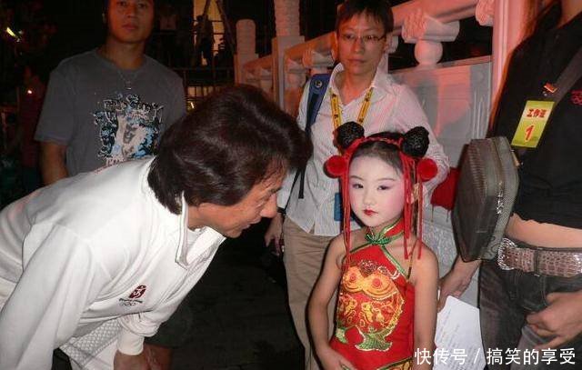 6歲被成龍抱著上春晚，後來長殘被罵最醜童星，17歲回國美到認不出！