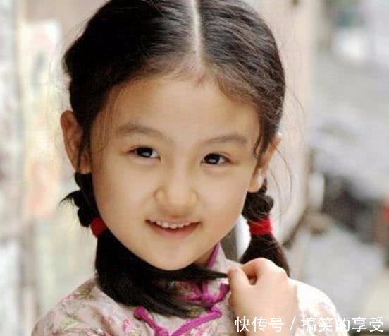 6歲被成龍抱著上春晚，後來長殘被罵最醜童星，17歲回國美到認不出！