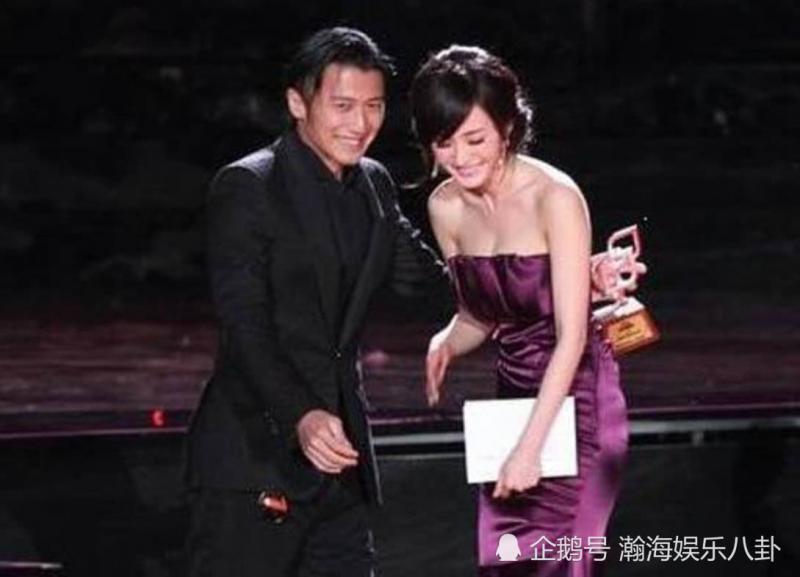 楊冪台上「緊抱」謝霆鋒，有誰注意他的五根手指頭？不要從側面看