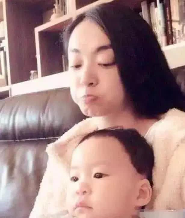 電影《功夫》中的齙牙珍與兒子合影太漂亮了，你們被星爺欺騙了