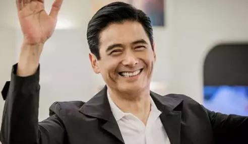 忘了范冰冰吧！62歲周潤發裸捐56億，這才是中國明星的良心！