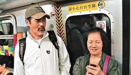 忘了范冰冰吧！62歲周潤發裸捐56億，這才是中國明星的良心！