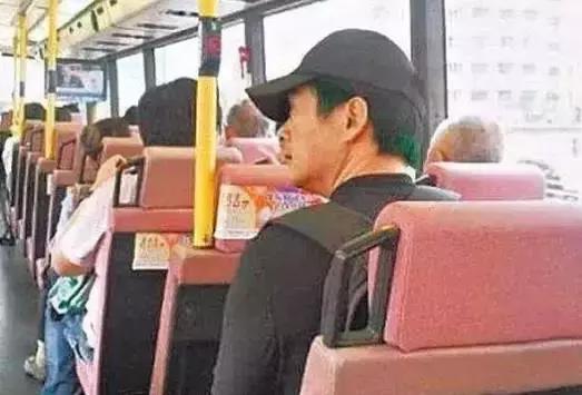 忘了范冰冰吧！62歲周潤發裸捐56億，這才是中國明星的良心！