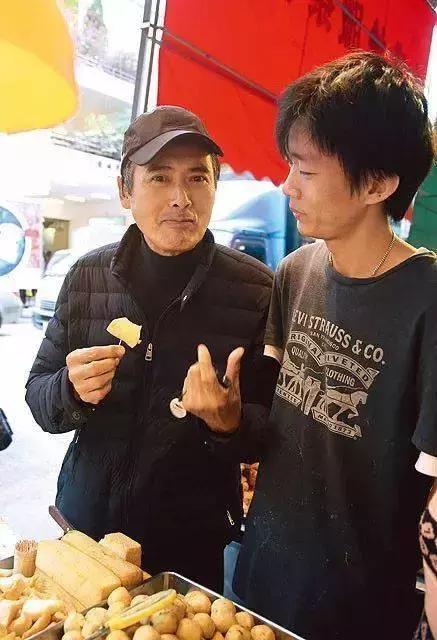 忘了范冰冰吧！62歲周潤發裸捐56億，這才是中國明星的良心！