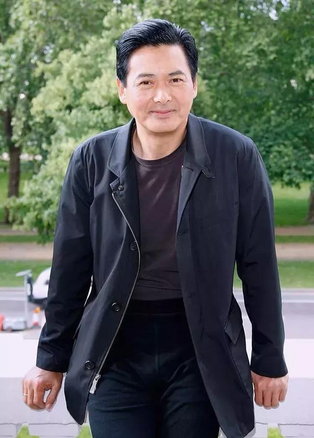 忘了范冰冰吧！62歲周潤發裸捐56億，這才是中國明星的良心！