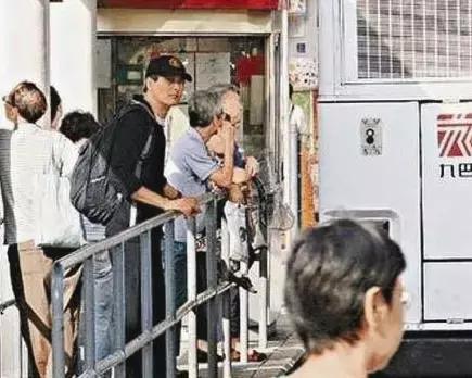 忘了范冰冰吧！62歲周潤發裸捐56億，這才是中國明星的良心！