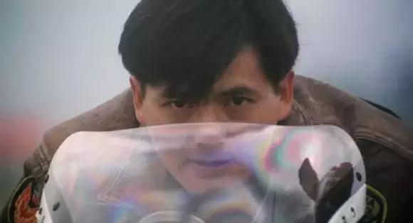 忘了范冰冰吧！62歲周潤發裸捐56億，這才是中國明星的良心！