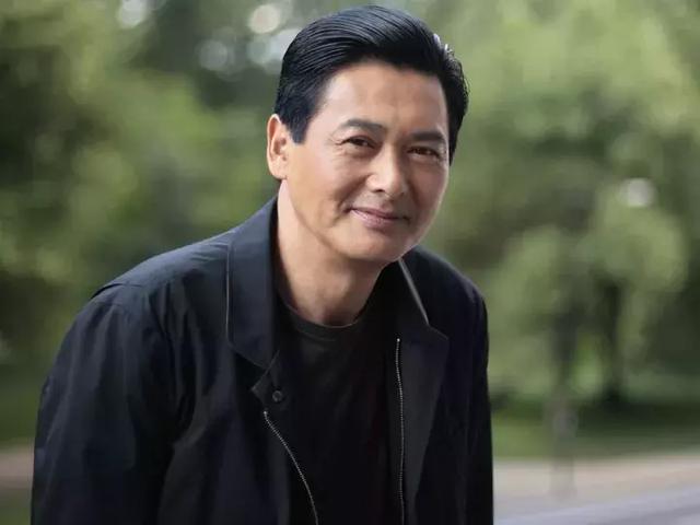 忘了范冰冰吧！62歲周潤發裸捐56億，這才是中國明星的良心！