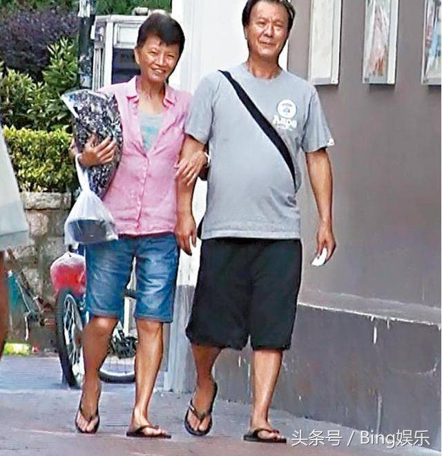 曾經與周潤發齊名，人稱大哥大，如今慘變這樣 走在大街無人識 ！