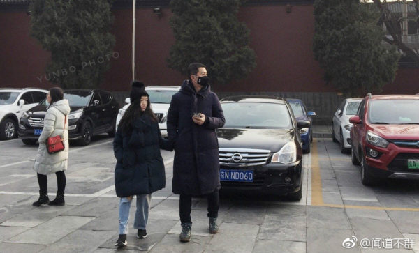 12歲李嫣身高驚人，已「直逼183公分李亞鵬」！父女倆走在街上「氣場超強」，網友：好有氣質！