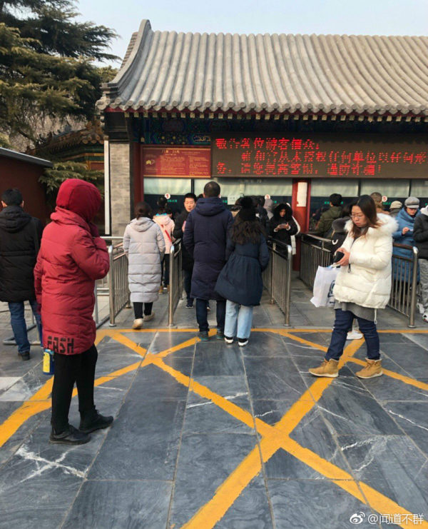 12歲李嫣身高驚人，已「直逼183公分李亞鵬」！父女倆走在街上「氣場超強」，網友：好有氣質！