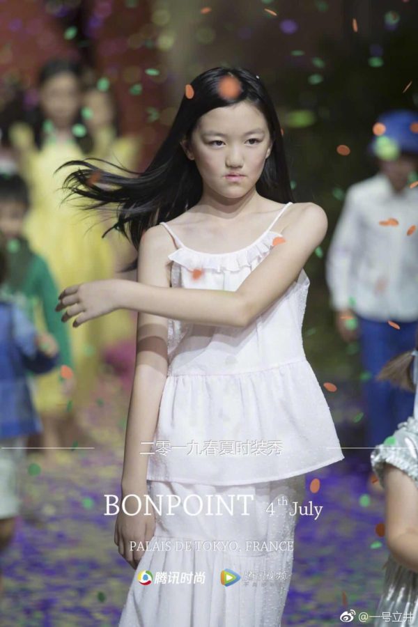 12歲李嫣身高驚人，已「直逼183公分李亞鵬」！父女倆走在街上「氣場超強」，網友：好有氣質！