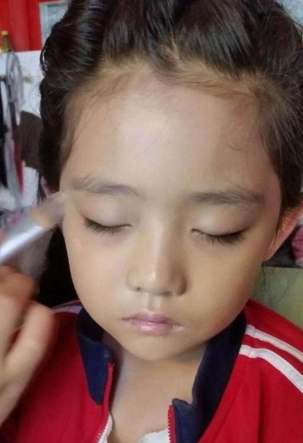 狠心！8歲童星連三天4點起床拍戲，淒慘說出真相令人震驚！網友氣炸罵翻：父母是多缺錢！