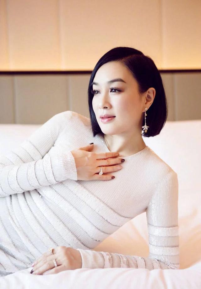 鐘麗緹新髮型真減齡，波波頭短髮搭配緊身裙，年輕了20歲！ 