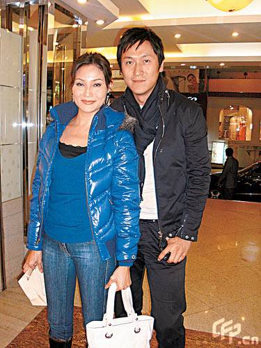馬德鍾與50歲妻子近照，妻子如今竟變得這麼美，魔鬼身材，長發飄逸，網友：難怪馬德鍾會娶她 