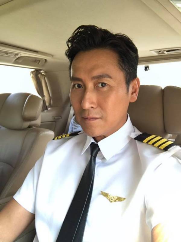 馬德鍾與50歲妻子近照，妻子如今竟變得這麼美，魔鬼身材，長發飄逸，網友：難怪馬德鍾會娶她 
