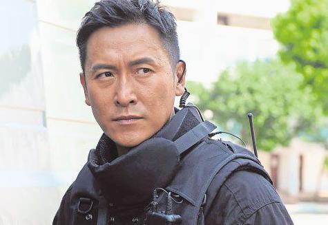 馬德鍾與50歲妻子近照，妻子如今竟變得這麼美，魔鬼身材，長發飄逸，網友：難怪馬德鍾會娶她 