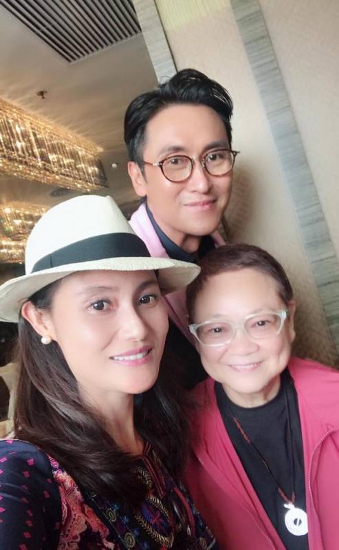 馬德鍾與50歲妻子近照，妻子如今竟變得這麼美，魔鬼身材，長發飄逸，網友：難怪馬德鍾會娶她 
