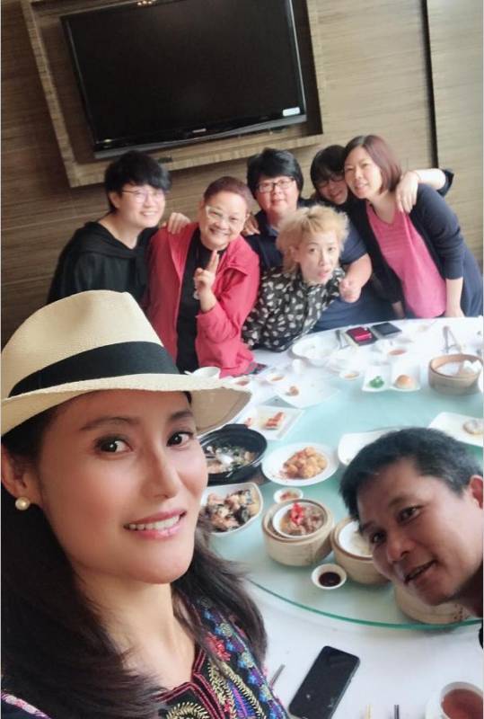 馬德鍾與50歲妻子近照，妻子如今竟變得這麼美，魔鬼身材，長發飄逸，網友：難怪馬德鍾會娶她 