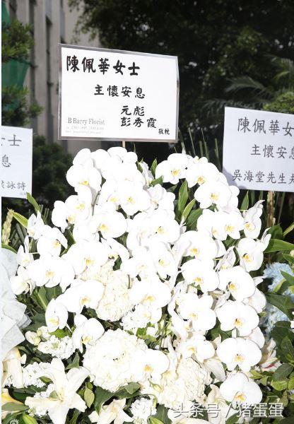 又一名人逝世！震驚港臺娛樂圈！劉德華帶傷攜妻含淚參加，洪金寶拄拐出席！ 