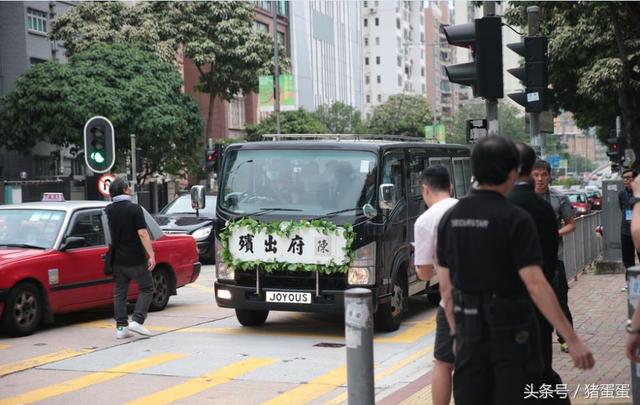 又一名人逝世！震驚港臺娛樂圈！劉德華帶傷攜妻含淚參加，洪金寶拄拐出席！ 