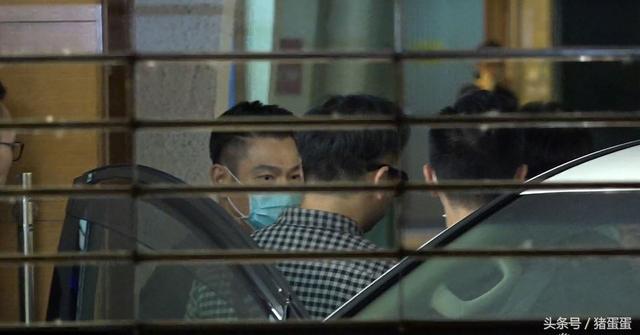 又一名人逝世！震驚港臺娛樂圈！劉德華帶傷攜妻含淚參加，洪金寶拄拐出席！ 
