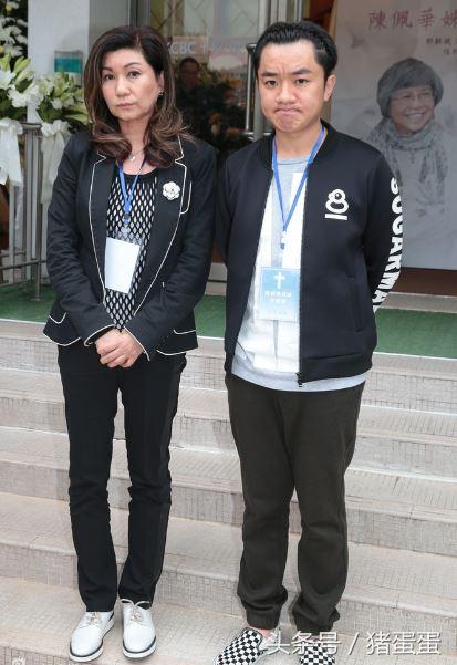 又一名人逝世！震驚港臺娛樂圈！劉德華帶傷攜妻含淚參加，洪金寶拄拐出席！ 